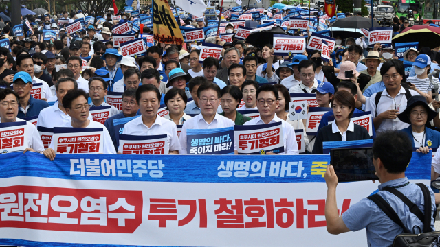 이재명 더불어민주당 대표와 의원 및 지지자들이 25일 오전 서울 종로구 광화문광장에서 '후쿠시마 원전 오염수 투기 중단 국민행진'을 하고 있다. 권욱 기자