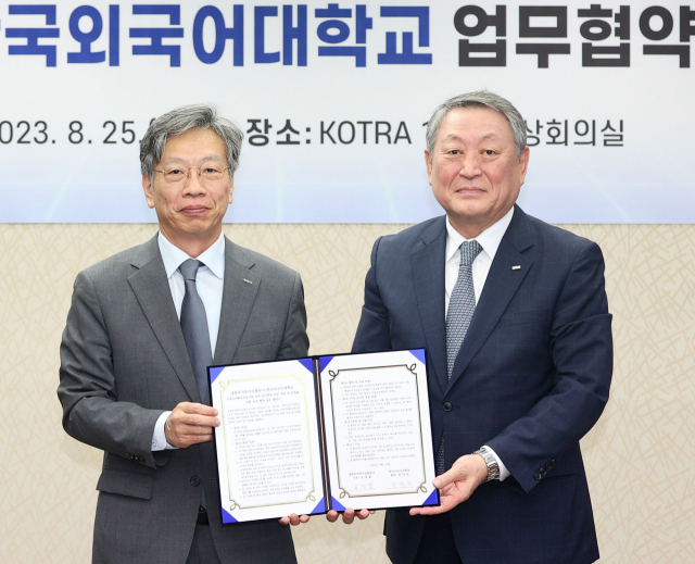 유정열(왼쪽) KOTRA 사장과 박정운 한국외대 총장이 25일 국제지역 통상전문가 인력양성을 위해 업무협약을 체결하고 있다. 사진제공=KOTRA