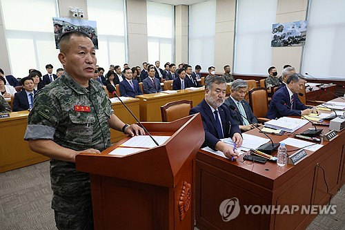 김계환 해병대사령관이 25일 국회에서 열린 국방위원회 전체회의에서 채 모 상병 사건과 관련해 신상발언을 하고 있다. 연합뉴스