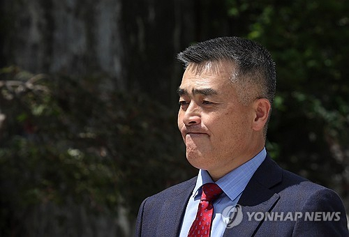 박정훈 전 해병대 수사단장이 25일 오후 서울 용산구 국방부 군사법원에서 열린 채상병 순직 사건 '해병대 항명' 관련 군검찰수사심의위원회(수사심의)에 출석하기 위해 국방부로 향하고 있다.연합뉴스