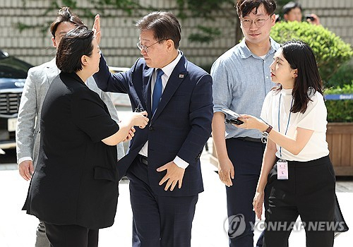 (서울=연합뉴스) 이지은 기자 = 더불어민주당 이재명 대표가 25일 오후 서울 서초구 서울중앙지법에서 열린 공직선거법 위반 혐의 관련 1심 속행 공판에 출석하기 위해 법정으로 향하고 있다. 2023.8.25 jieunlee@yna.co.kr