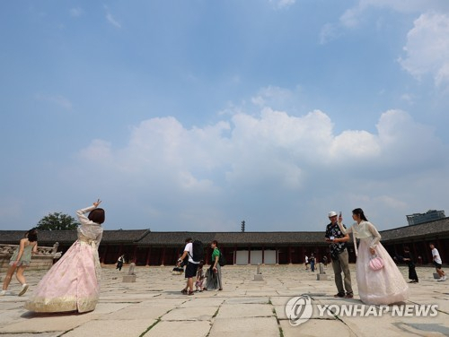 (서울=연합뉴스) 김도훈 기자 = 무더위가 계속되고 있는 14일 서울 경복궁 위로 푸른하늘이 비치고 있다. 기상청은 광복절인 15일 전국에 구름이 많고 대부분 지역 낮 최고 기온이 30도를 웃돌 것으로 예보했다. 2023.8.14 superdoo82@yna.co.kr