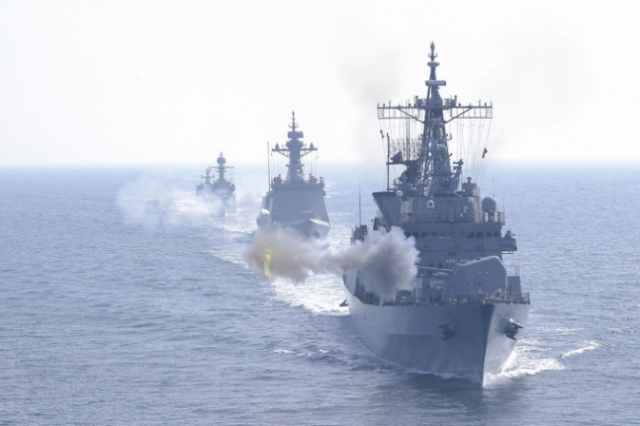 지난 3월 21일 서해상에서 실시된 해군2함대 해상기동훈련 중 을지문덕함, 서울함, 공주함, 박동혁함(앞부터)이 제2연평해전 교전 시각인 오전 10시25분에 맞춰 함포사격을 하고 있다. 사진 제공=해군