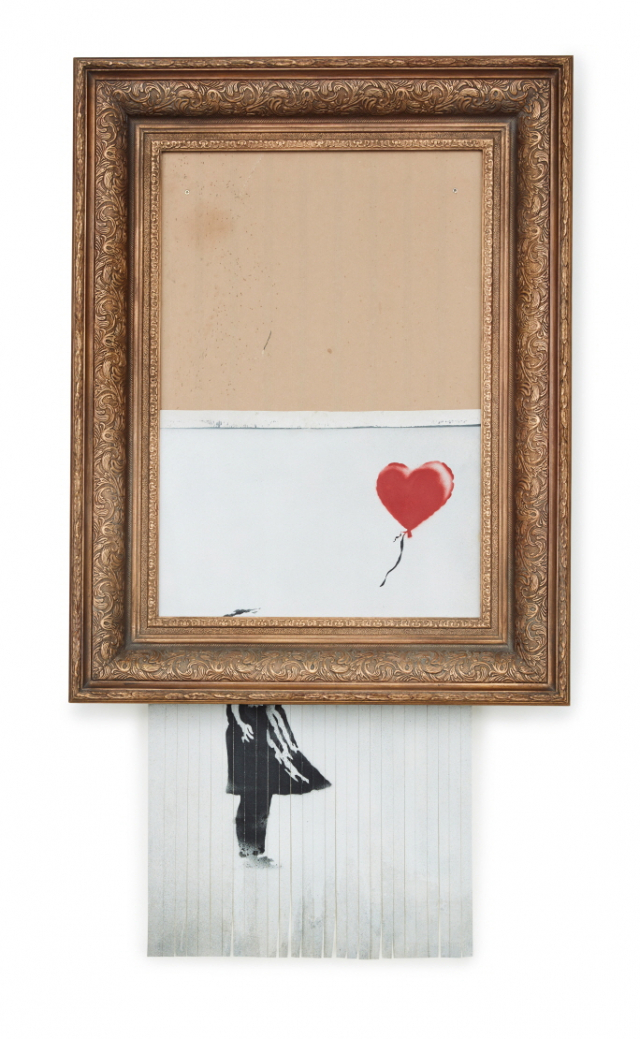 파라다이스시티가 공개하는 뱅크시의 ‘사랑은 쓰레기통에’ 작품. /사진제공=파라다이스시티