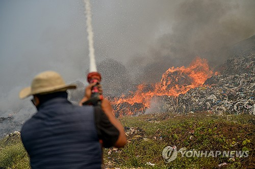 담배꽁초서 붙은 불 일주일째 대형쓰레기 매립지 태워…인도네시아 제3 도시 '자욱'