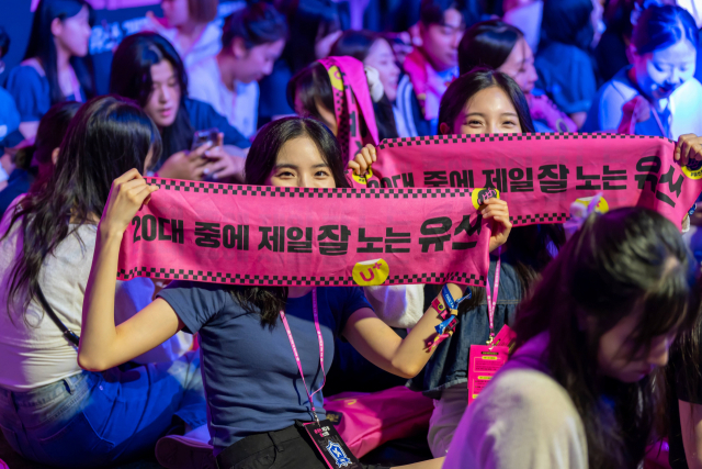 대학생 참가자들이 26일 서울 성수동 에스팩토리에서 열린 대학 연합 페스티벌 ‘유쓰 개강-할 페스티벌’에 참석해 펼침막을 들어보이고 있다. 사진 제공=LG유플러스