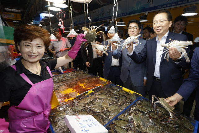 조승환 해양수산부 장관이 25일 인천 중구 인천종합어시장을 찾아 꽃게를 들어 보이고 있다. 연합뉴스