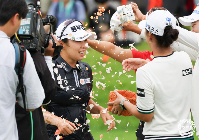 김수지가 27일 한화 클래식 최종 라운드 18번 홀에서 우승을 확정한 뒤 동료들에게 축하를 받고 있다. 사진 제공=KLPGA