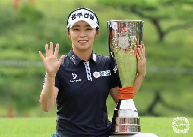 김수지가 27일 한화 클래식 우승 트로피와 함께 통산 5회 우승을 의미하는 손가락 5개를 펼쳐 보이고 있다. 사진 제공=KLPGA