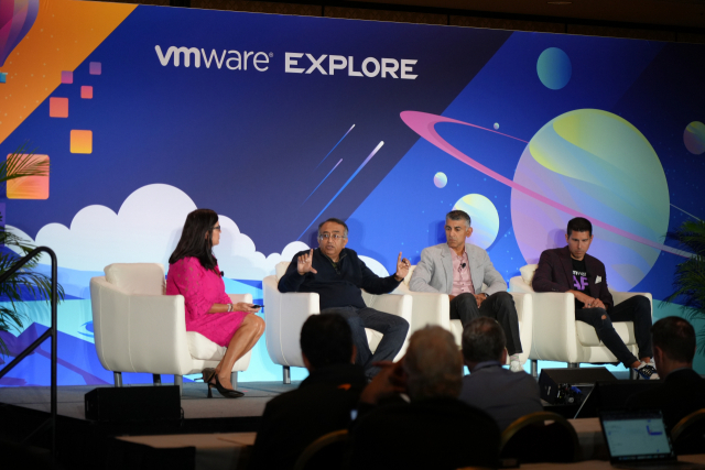 라구 라구람(왼쪽 두번째) VM웨어 CEO와 수밋 다완(오른쪽 두번째) VM웨어 사장이 지난 22일(현지 시간) 미국 라스베이거스에서 열린 VM웨어 익스플로어 기자간담회에서 발언하고 있다. /사진 제공=VM웨어
