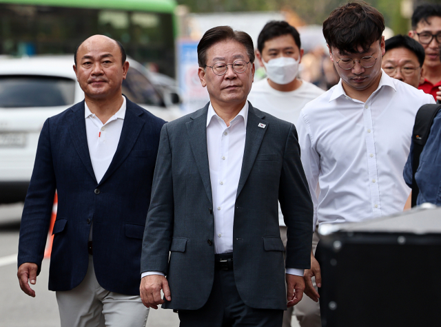 이재명 더불어민주당 대표가 26일 오후 한국프레스센터 인근에서 열린 ‘후쿠시마 오염수 방류 반대 범국민대회’에 참가하기 위해 이동하고 있다. 연합뉴스