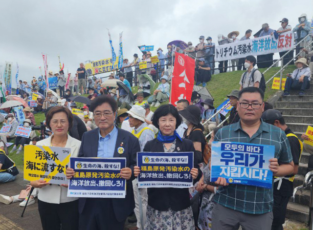 일본을 방문한 야당 의원들이 27일 후쿠시마현 이와키시에서 오염수 방류 규탄 집회를 벌이고 있다. 사진제공=더불어민주당