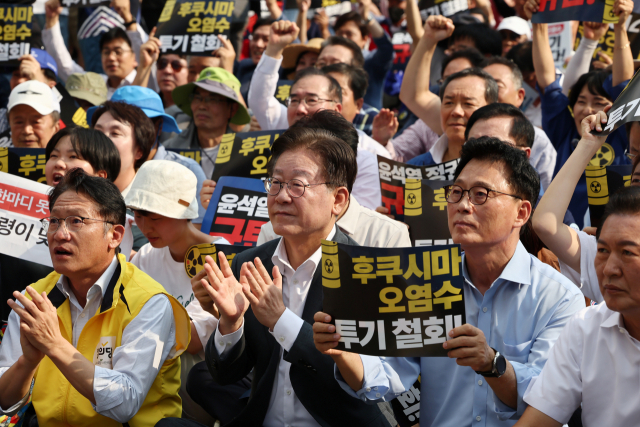 이재명 더불어민주당 대표와 박광온 원내대표가 26일 오후 서울 프레스센터 인근에서 열린 ‘후쿠시마 오염수 방류 반대 범국민대회’에 참가해 구호를 외치고 있다. 연합뉴스