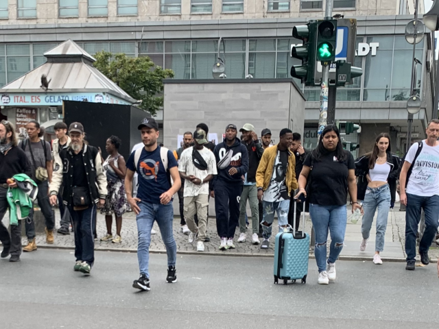 2일 베를린 노이쾰른구의 헤르만플라츠역 근처 갤러리아백화점 앞에서 사람들이 횡단보도를 건너고 있다. 사진(베를린)=박효정 기자