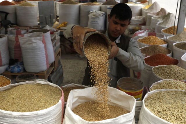 예멘 수도 사나에서 한 상인이 곡물을 판매하고 있다. 연합뉴스