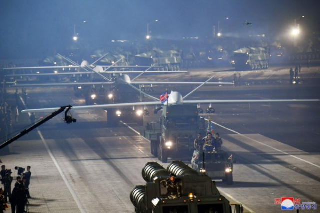 북한은 지난 7월 27일 밤 김일성 광장에서 열린 북한 전승절 열병식에서 의 전략 무인정찰기 ‘샛별-4형’과 공격형 무인기 ‘샛별-9형’을 공개했다. 연합뉴스