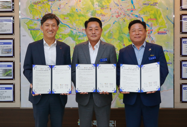 김영문(왼쪽부터) 동서발전 사장과 이상철 곡성군수, 윤영규 곡성군 의회 의장이 28일 전남 곡성군청에서 열린 '신규 양수발전사업 개발 협약식'에서 협약서를 들어 보이고 있다. 사진 제공=동서발전