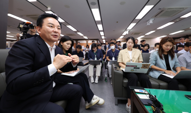 원희룡 국토교통부 장관(왼쪽)이 28일 오전 세종시 정부세종청사에서 열린 출입기자단 간담회에서 발언하고 있다. 연합뉴스