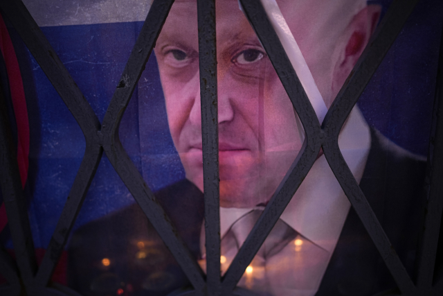 27일(현지 시간) 러시아 모스크바 크렘린궁 인근에 마련된 예브게니 프리고진 바그너그룹 지도자의 비공식 추모 장소에 프리고진의 사진이 걸려 있다. AP연합뉴스