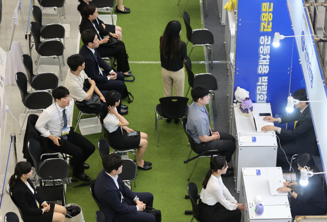 23일 오전 서울 중구 동대문디자인플라자에서 열린 ‘2023 금융권 공동채용 박람회’의 한 부스를 찾은 취업 준비생들이 면접을 보고 있다. 연합뉴스
