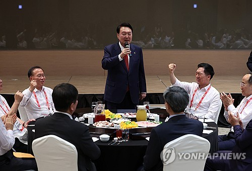 윤석열 대통령이 28일 인천에서 열린 2023 국민의힘 국회의원 연찬회 만찬에서 발언하고 있다. 사진공동취재단