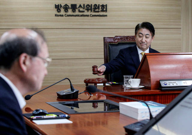 이동관 신임 방송통신위원장이 28일 정부과천청사에서 열린 첫 전체회의에 참석해 개의를 알리는 의사봉을 두드리고 있다. 과천=연합뉴스