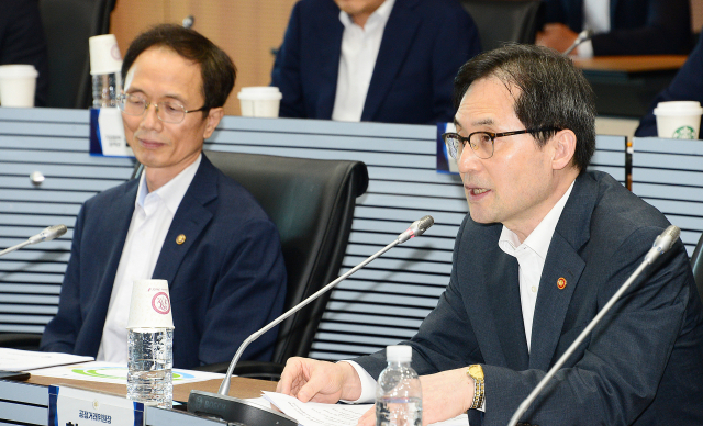 한기정(오른쪽) 공정거래위원장이 28일 서울 중구 포스트타워에서 열린 ‘공정거래정책자문단’ 첫 회의에서 모두발언을 하고 있다. 사진 제공=공정위