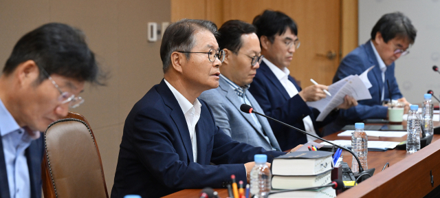 이정식(왼쪽 두 번째) 고용노동부 장관이 28일 서울 중구 서울지방고용노동청에서 열린 ‘노동개혁 추진 점검회의’에 참석해 발언하고 있다. 오승현 기자