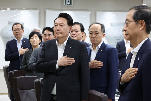 윤석열 대통령이 29일 서울 용산 대통령실 청사에서 국무회의를 주재하기 전 국기예 대한 경례를 하고 있다. 연합뉴스