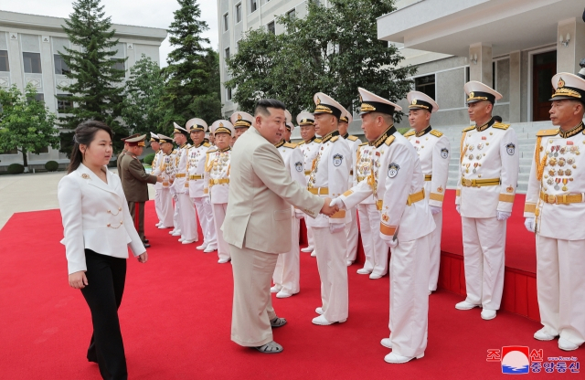 김정은 북한 국무위원장이 딸 주애와 함께 지난 28일 해군사령부를 방문해 장병들을 격려했다고 조선중앙통신이 29일 보도했다. 연합뉴스