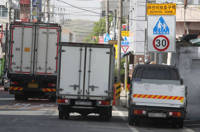 대전 대덕구 오정동의 한 어린이보호구역(스쿨존)이 이동하거나 주·정차 중인 트럭들로 붐비고 있다.연합뉴스