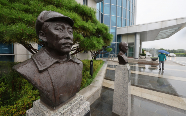 국방부가 육군사관학교 교내뿐 아니라 국방부 청사 앞에 설치된 고(故) 홍범도 장군 흉상에 대해서도 필요시 이전을 검토하고 있다고 밝힌 28일 서울 용산구 국방부 청사 앞에 설치된 고 홍범도 장군 흉상 모습. 연합뉴스