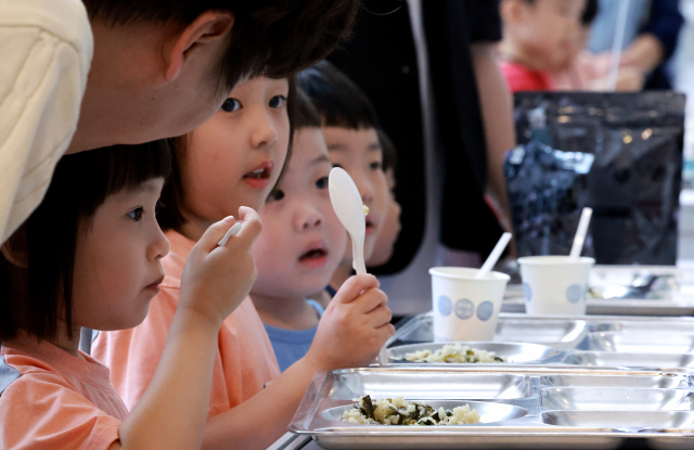 24일 서울 서초구청에서 열린 ‘서초구 을지연습 안보 체험 행사’를 찾은 어린이집 원아들이 현대식 비상식량을 시식하고 있다. 연합뉴스