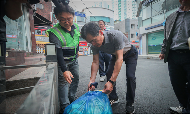 지난 6월 음식물류폐기물 수집, 운반 현장을 직접 점검중인 이기재 서울 양천구청장. 서울 양천구 제공