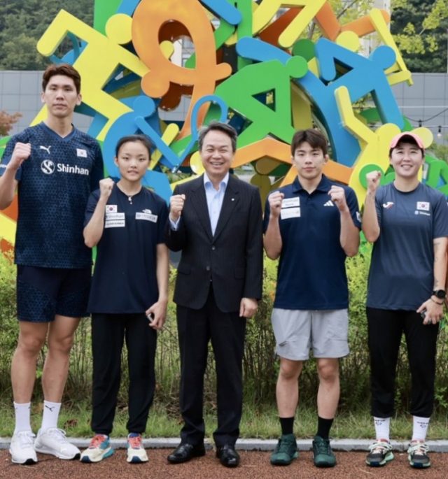 진옥동(가운데) 신한금융그룹 회장이 29일 충북 진천에 위치한 국가대표 선수촌에서 ‘항저우 아시안게임’에 출전하는 7개 종목 후원 국가대표팀에게 격려금을 전달한 후 대표팀 선수들과 기념 촬영을 하고 있다. 왼쪽부터 김규민(배구), 서채현(클라이밍), 진 회장, 이하림(유도), 천은비(하키) 선수. /사진제공=신한금융