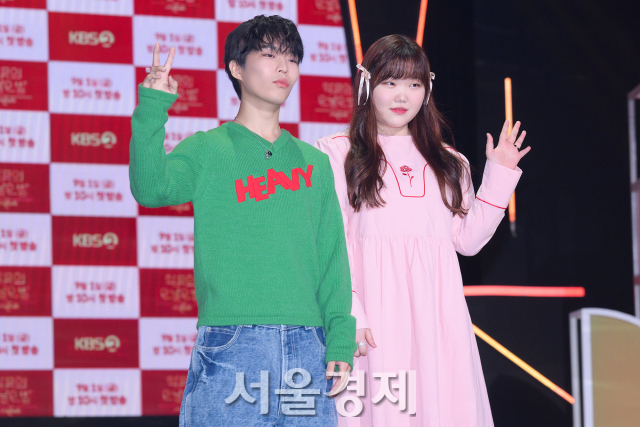 남매 듀오 악뮤(AKMU)가 29일 오후 서울 영등포구 KBS 신관 아트홀에서 진행된 KBS 2 예능프로그램 '더 시즌즈-악뮤의 오날오밤' (이하 ‘더 시즌즈')제작발표회에서 포즈를 취하고 있다. 김규빈 기자