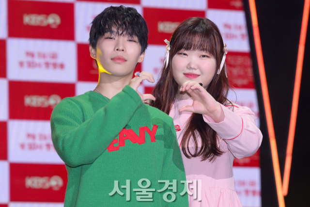 남매 듀오 악뮤(AKMU)가 29일 오후 서울 영등포구 KBS 신관 아트홀에서 진행된 KBS 2 예능프로그램 '더 시즌즈-악뮤의 오날오밤' (이하 ‘더 시즌즈')제작발표회에서 포즈를 취하고 있다. 김규빈 기자