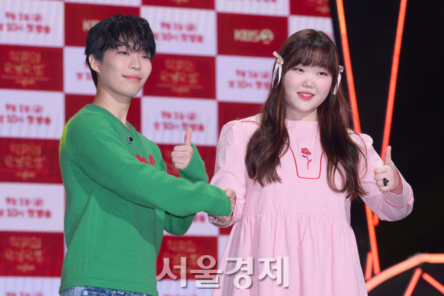 남매 듀오 악뮤(AKMU)가 29일 오후 서울 영등포구 KBS 신관 아트홀에서 진행된 KBS 2 예능프로그램 '더 시즌즈-악뮤의 오날오밤' (이하 ‘더 시즌즈')제작발표회에서 포즈를 취하고 있다. 김규빈 기자