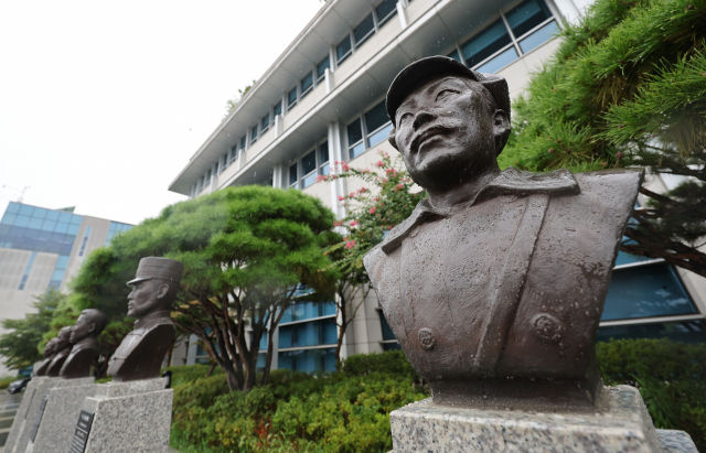 국방부가 육군사관학교 교내뿐 아니라 국방부 청사 앞에 설치된 고(故) 홍범도 장군의 흉상도 필요시 이전을 검토하고 있다고 밝힌 28일 서울 용산구 국방부 청사 앞에 설치된 홍범도 장군 흉상 모습. 연합뉴스