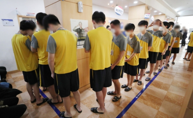 서울 영등포구 서울지방병무청에서 대상자들이 신체검사를 받고 있다. 연합뉴스