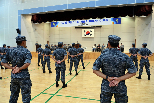 해군특수전전단 해난구조교육훈련대대는 29일 부대 내 실내체육관에서 해난구조 기본과정 8기 수료식을 거행했다. /사진제공=해군특전단