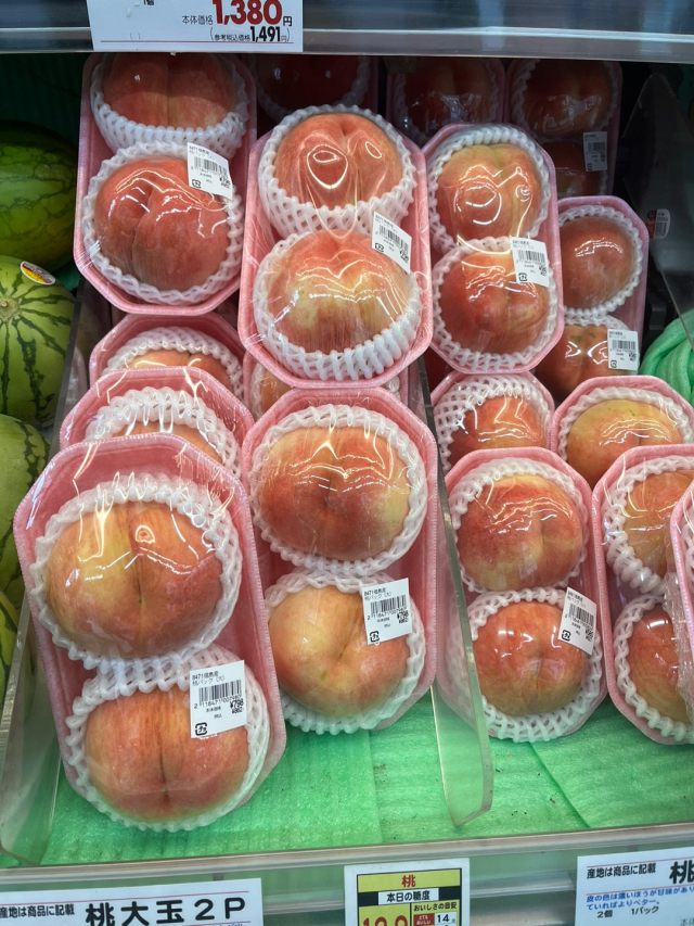 도쿄도 시부야구의 한 슈퍼마켓에서 판매 중인 후쿠시마산 복숭아. 사진=이수민 기자