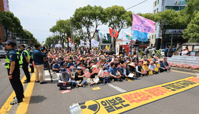 지난 6월 13일 오후 제주시 노형오거리에서 '일본 핵오염수 해양투기 저지 제주 범도민대회'가 열리고 있다. 연합뉴스