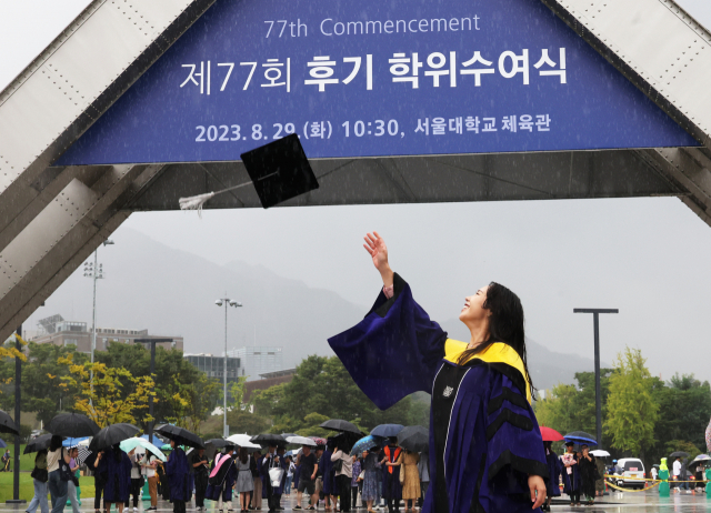 서울대학교 제77회 후기학위수여식이 열린 29일 대학 정문 앞에서 졸업생들이 학사모를 던지며 사진촬영을 하고 있다. 연합뉴스