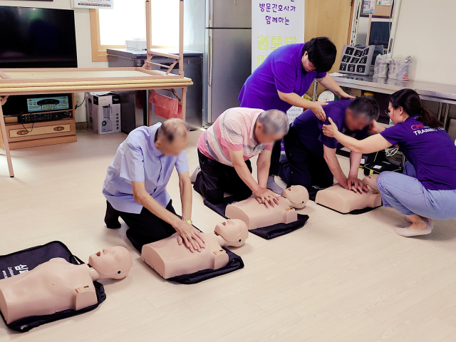 심폐소생술 교육을 받으시는 중랑구 어르신들. 서울 중랑구청 제공