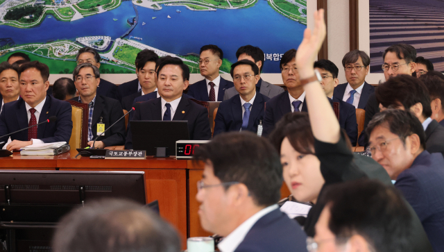 원희룡 국토교통부 장관이 30일 국회 국토교통위원회 전체회의에서 더불어민주당 의원들의 정치중립 요구 발언을 듣고 있다. 연합뉴스