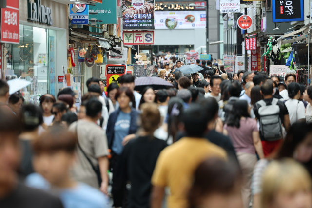 지난 27일 서울 명동이 외국인 관광객들로 북적이고 있다. 연합뉴스