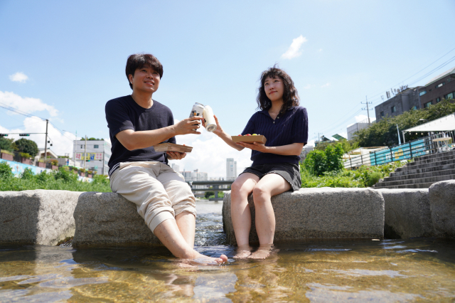 우이천에서 먹거리와 맥주를 즐기고 있는 시민들. 서울 강북구청 제공