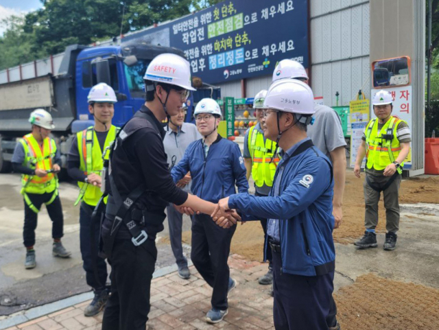 이정식 고용노동부 장관이 6일 경기도의 한 중소규모 건설 현장을 방문해 근로자를 격려하고 있다. 연합뉴스