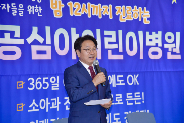 강기정 광주시장이 지난 7월 3일 광주 공공심야어린이병원 운영을 위해 광주기독병원과 업무 협약을 체결하고 시민 눈높이에 맞는 정책 추진을 약속했다. 사진 제공=광주광역시